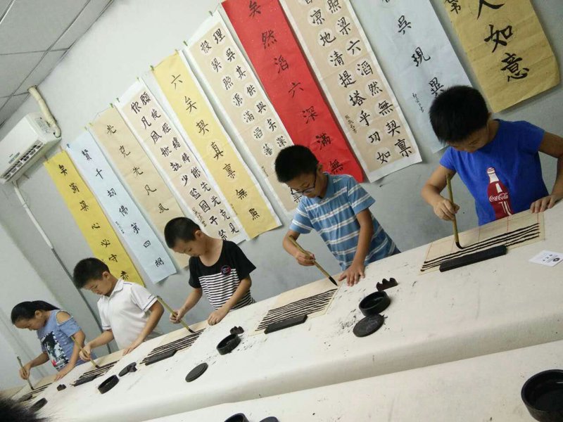 深圳，这座充满活力的城市不仅是一座科技之城，更是一座文化教育的重镇。